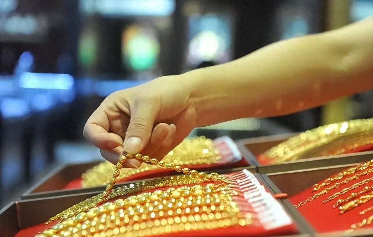 金店店员遇到大款了?男子欲购买大量黄金!竟是为了…… 金店店员遇到大款了?男子欲购买大量黄金!竟是为了……