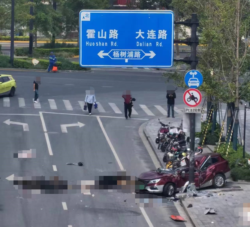 突发，1死2伤！上海一出租车撞上隔离石墩，附近居民听到巨响，警方通报→