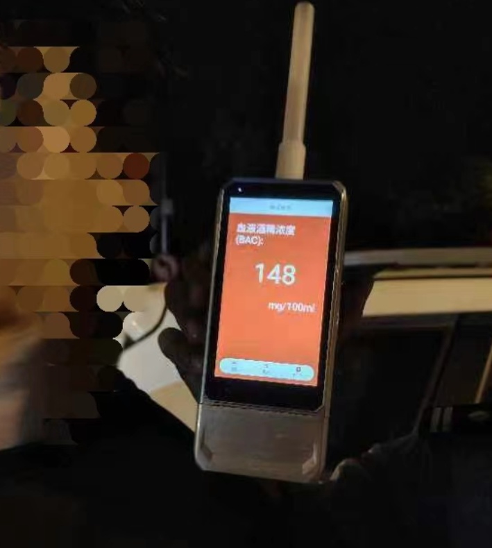 车停在马路中央?原因竟是…… 车停在马路中央?原因竟是……