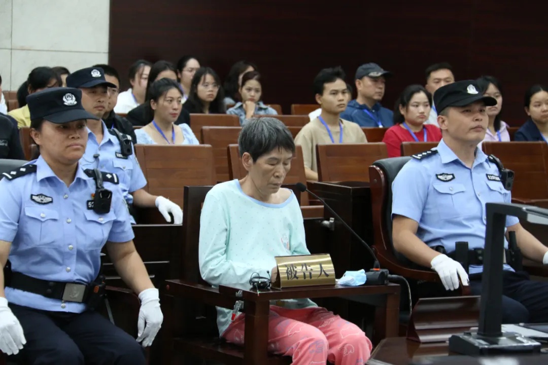 重审开庭！人贩子余华英被控拐卖儿童人数从11人增至17人，此前被判死刑