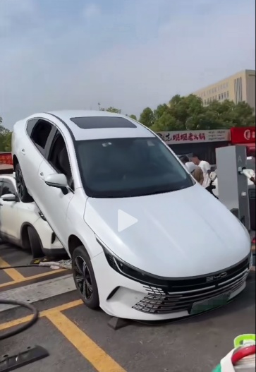 突发!武汉一比亚迪司机疑似因挂错挡,竟把车“骑”到了…… 突发!武汉一比亚迪司机疑似因挂错挡,竟把车“骑”到了……