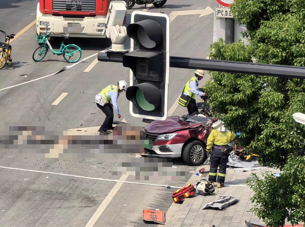 上海一出租车撞上隔离石墩,驾驶员死亡,2名行人受伤 上海一出租车撞上隔离石墩,驾驶员死亡,2名行人受伤