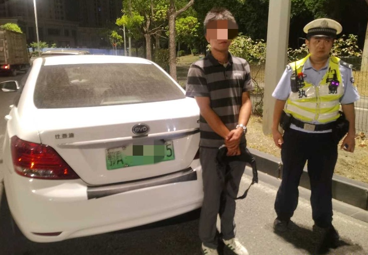 车停在马路中央?原因竟是…… 车停在马路中央?原因竟是……