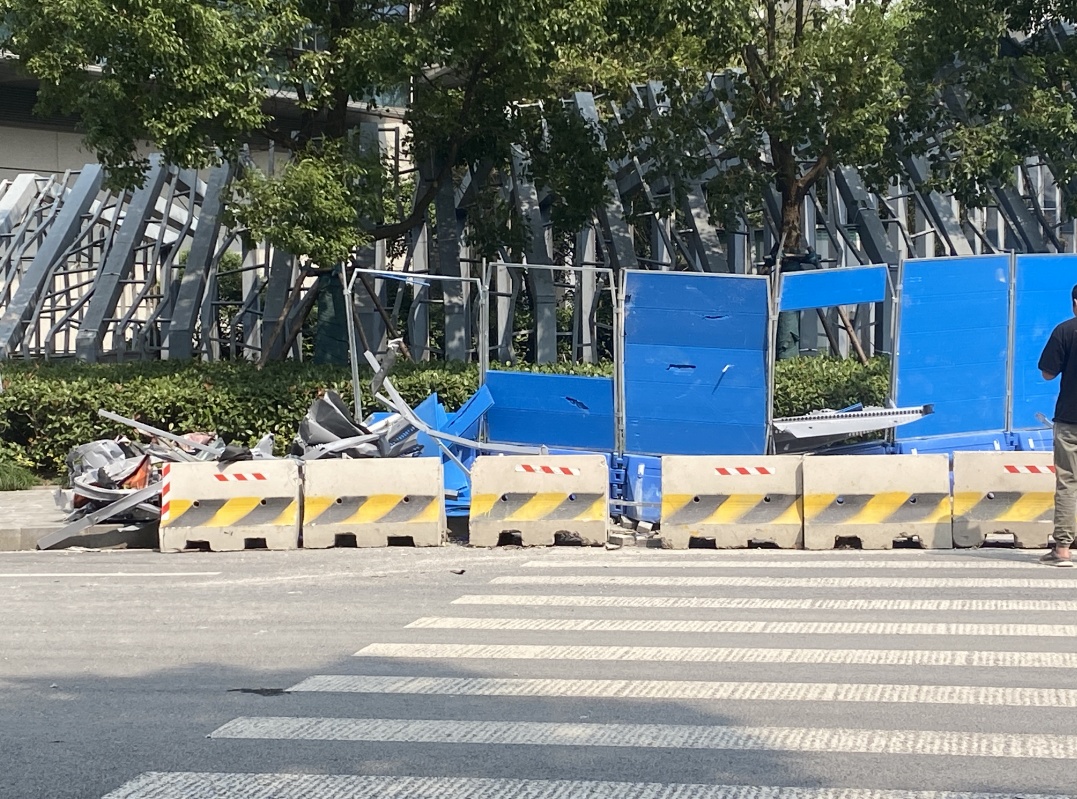 突发，1死2伤！上海一出租车撞上隔离石墩，附近居民听到巨响，警方通报→