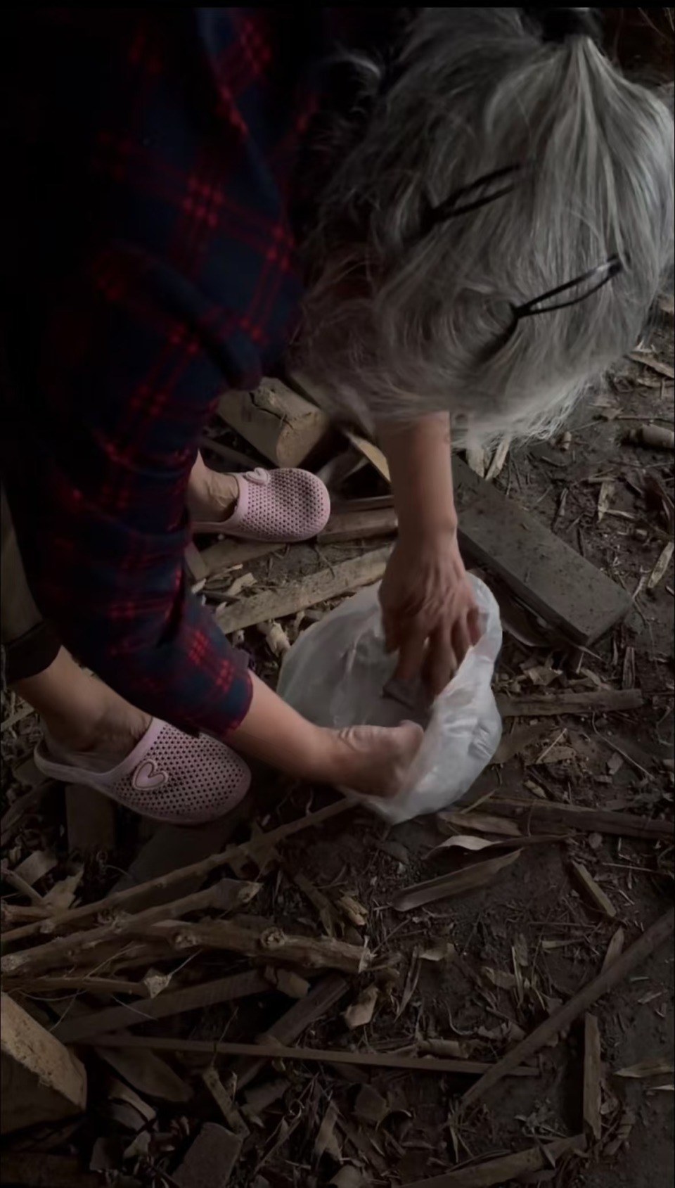 重庆73岁奶奶给孙子1万元结婚份子钱，一沓沓用布包好，“都是卖菜攒的”