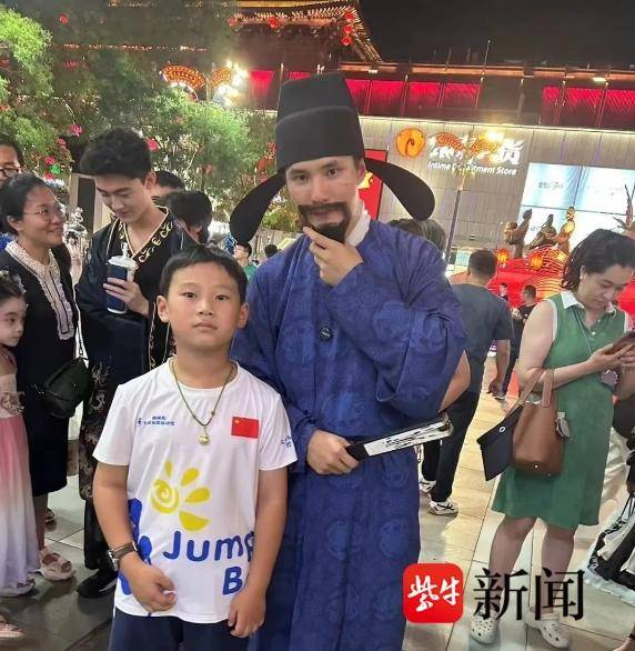 江苏七岁娃妙对“大唐诗圣”走红,妈妈:咱家娃就是普通孩子,都是家长“陪”出来的 江苏七岁娃妙对“大唐诗圣”走红,妈妈:咱家娃就是普通孩子,都是家长“陪”出来的