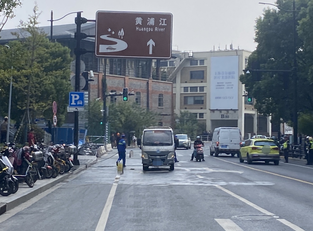 上海一出租车撞上隔离石墩,驾驶员死亡,2名行人受伤 上海一出租车撞上隔离石墩,驾驶员死亡,2名行人受伤