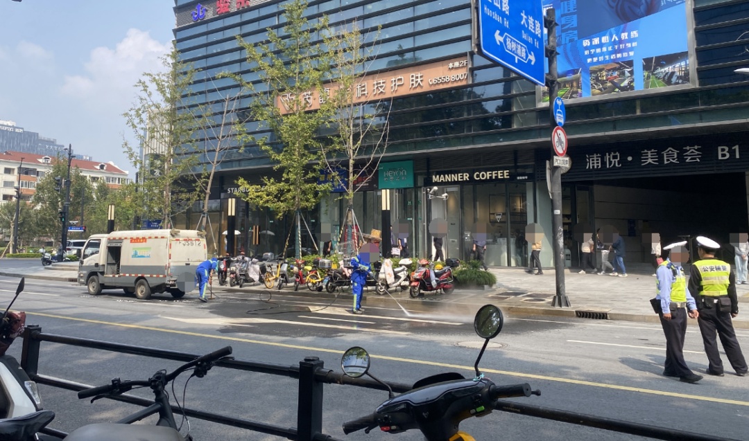 突发，1死2伤！上海一出租车撞上隔离石墩，附近居民听到巨响，警方通报→