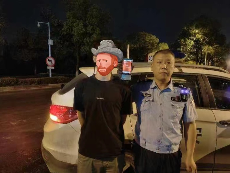 车停在马路中央?原因竟是…… 车停在马路中央?原因竟是……