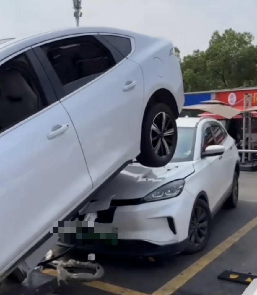 突发!武汉一比亚迪司机疑似因挂错挡,竟把车“骑”到了…… 突发!武汉一比亚迪司机疑似因挂错挡,竟把车“骑”到了……