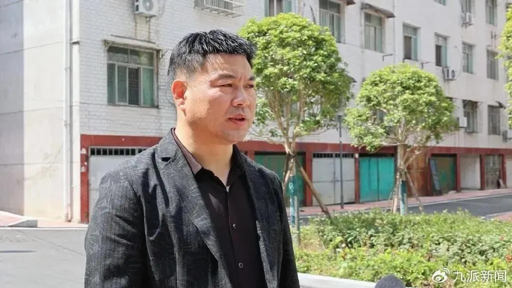 “我不能退”，车辆闹市区失控，他用车身死死顶住
