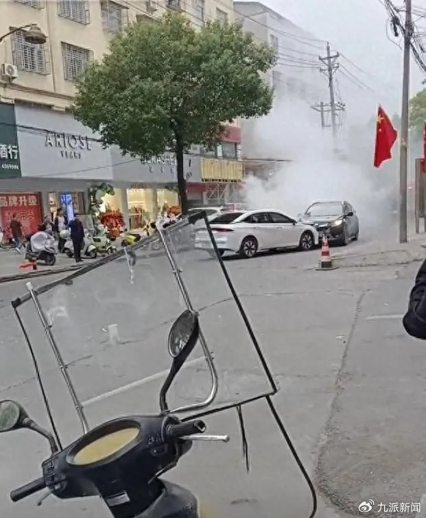 “我不能退”，车辆闹市区失控，他用车身死死顶住