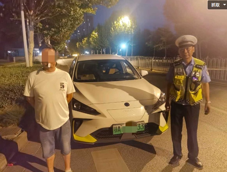 车停在马路中央?原因竟是…… 车停在马路中央?原因竟是……