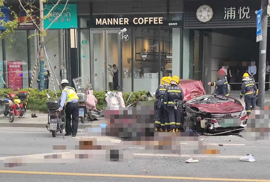 上海一出租车撞上隔离石墩,驾驶员死亡,2名行人受伤 上海一出租车撞上隔离石墩,驾驶员死亡,2名行人受伤