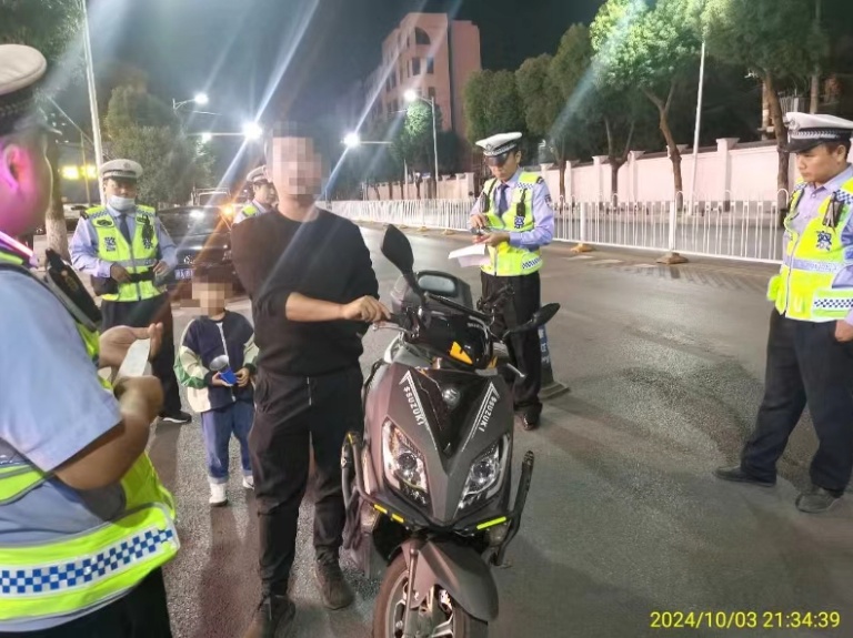 车停在马路中央?原因竟是…… 车停在马路中央?原因竟是……