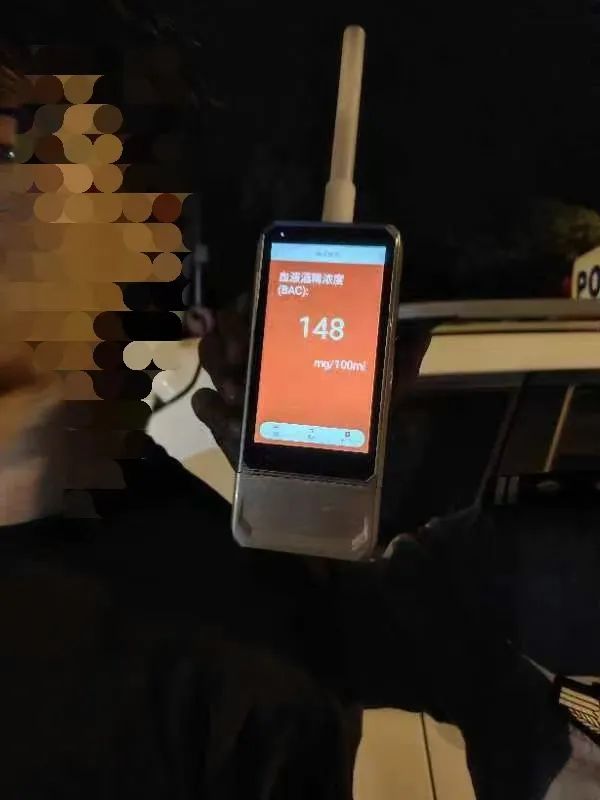 车停在马路中央?原因竟是…… 车停在马路中央?原因竟是……