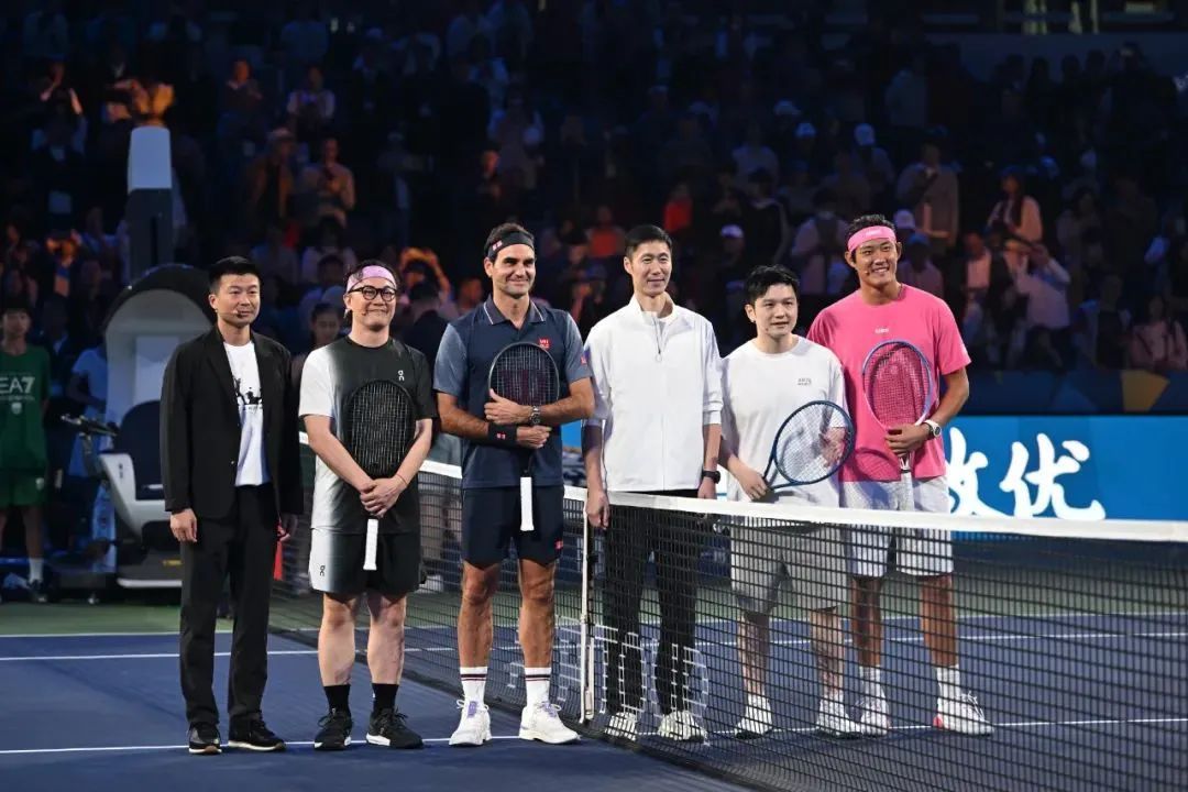 吹球！秒趴！樊振东网球首秀“乒里乓气”：输给费德勒不丢人！网友笑翻