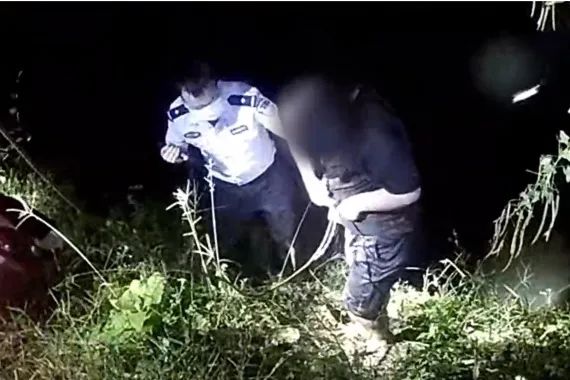 惊险！一男子骑车摔进河里......