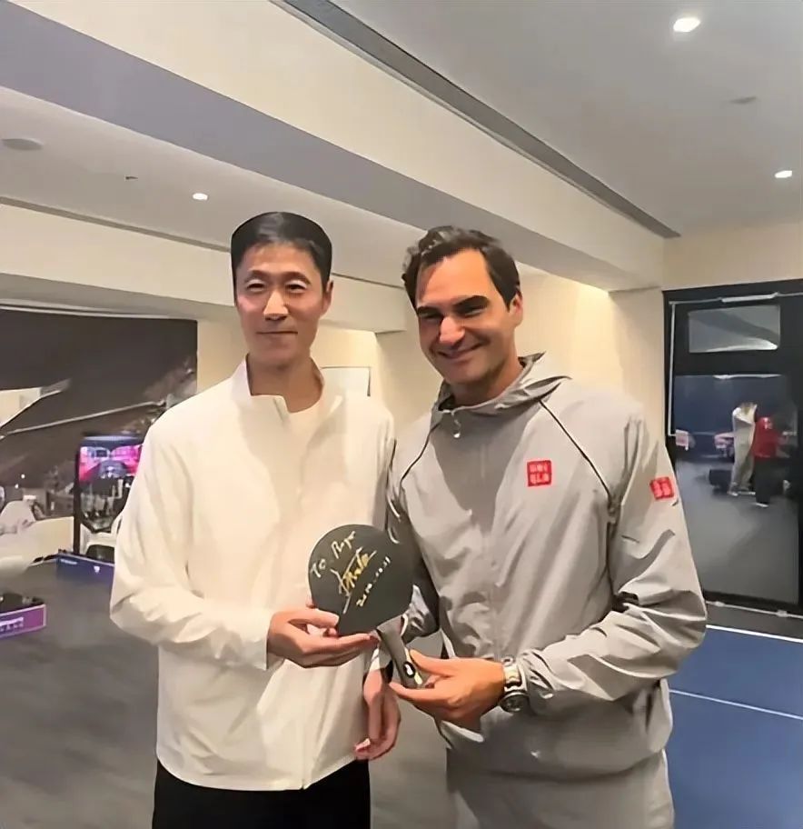 吹球！秒趴！樊振东网球首秀“乒里乓气”：输给费德勒不丢人！网友笑翻