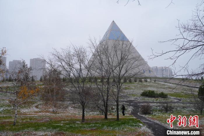 哈萨克斯坦首都迎初雪