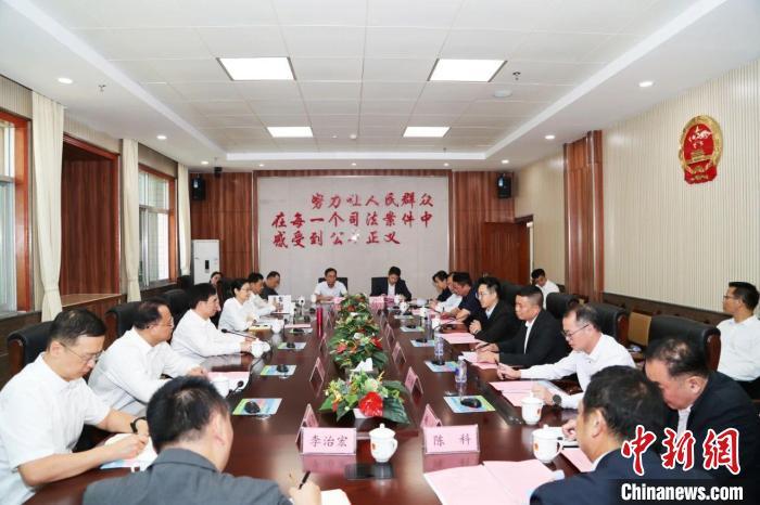 广西法检“两长”公开开庭审理一起故意杀人案