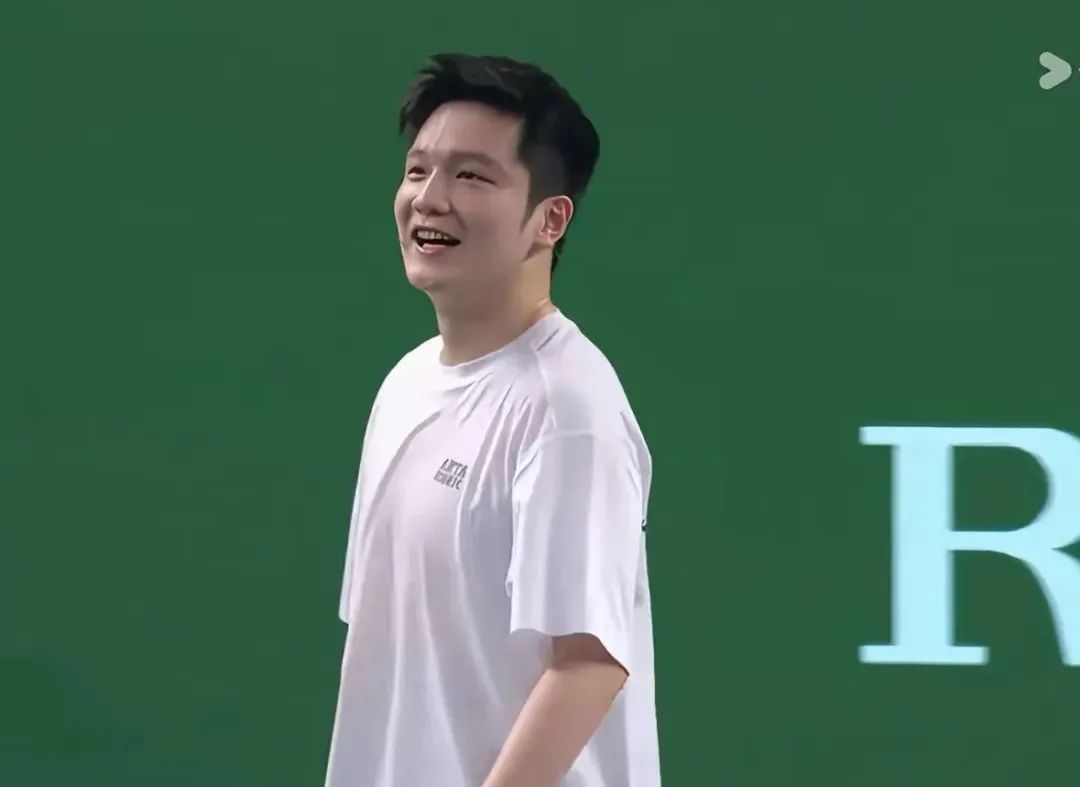 吹球！秒趴！樊振东网球首秀“乒里乓气”：输给费德勒不丢人！网友笑翻