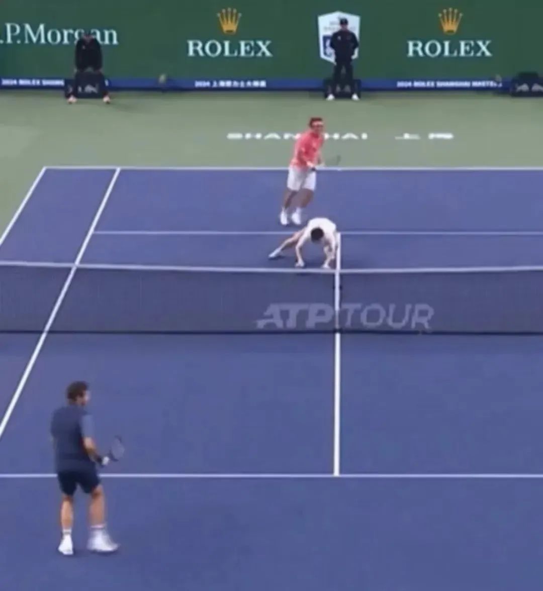 吹球！秒趴！樊振东网球首秀“乒里乓气”：输给费德勒不丢人！网友笑翻