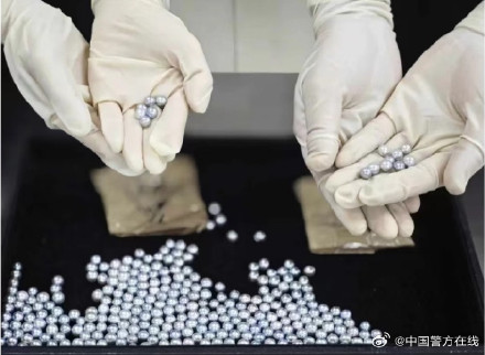 男子内裤里藏339颗珍珠入境被查