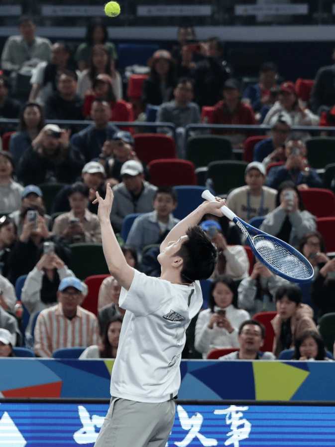 吹球！秒趴！樊振东网球首秀“乒里乓气”：输给费德勒不丢人！网友笑翻