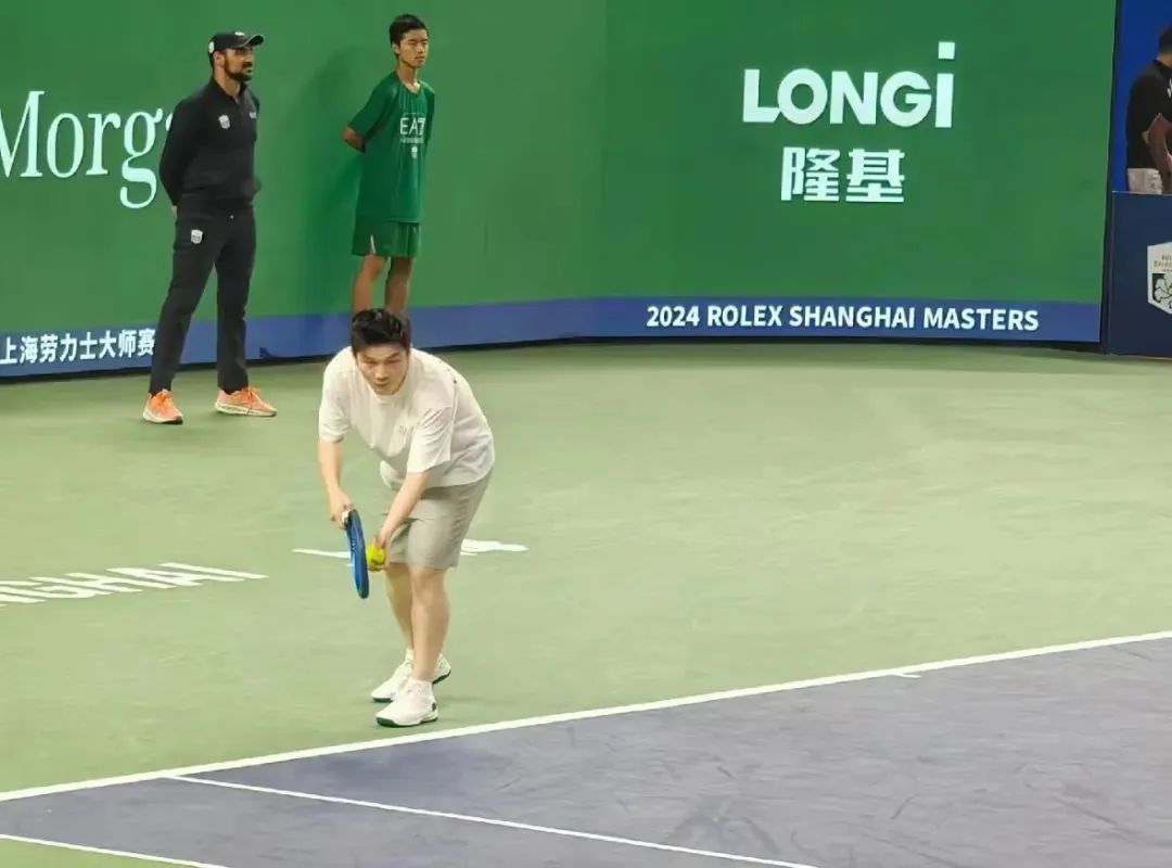 吹球！秒趴！樊振东网球首秀“乒里乓气”：输给费德勒不丢人！网友笑翻