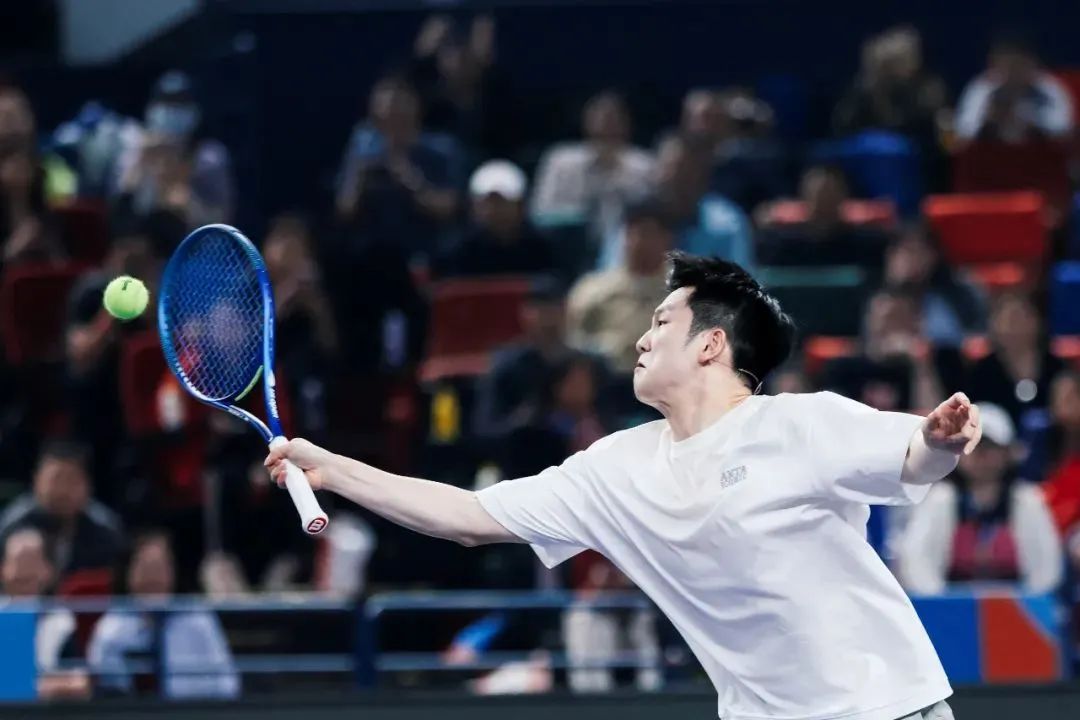 吹球！秒趴！樊振东网球首秀“乒里乓气”：输给费德勒不丢人！网友笑翻