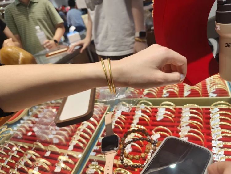 “黄金买了6天， 每天都在跌！” 小伙晒账单，直呼肉痛