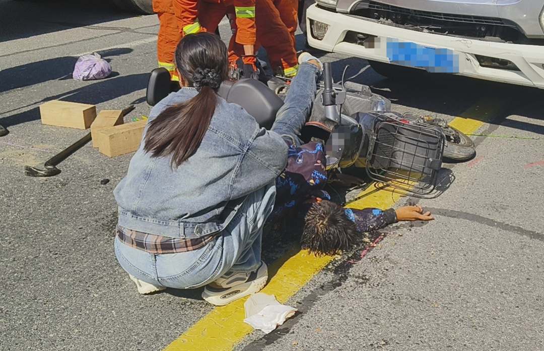 与货车迎面相撞男孩卷入车底痛苦哀嚎