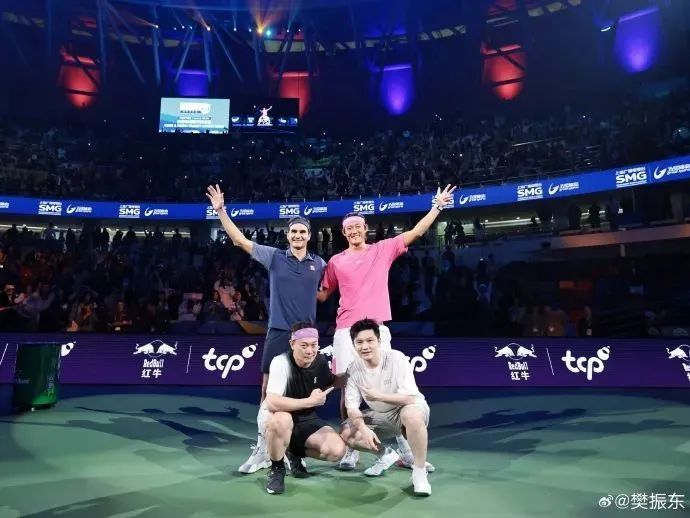吹球！秒趴！樊振东网球首秀“乒里乓气”：输给费德勒不丢人！网友笑翻