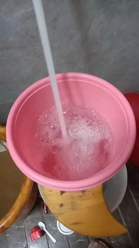 饮用水发黄一个多月，辽宁一小区安净水设备！居民：目前仍不敢喝