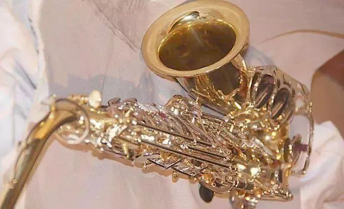 为什么热水瓶胆放在耳边会嗡嗡响？