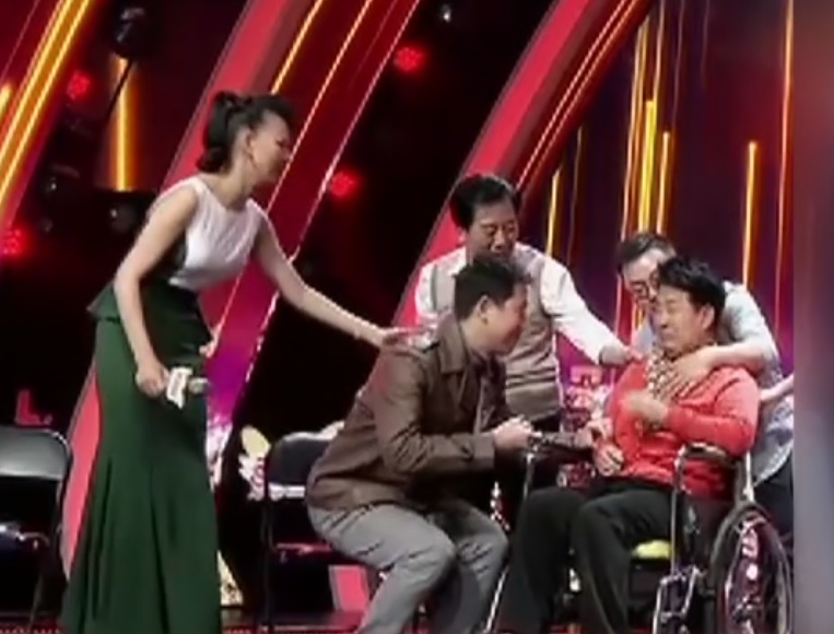 山西老人发现上海民警酷似离世爱子，开启了一段持续11年的“美丽谎言”