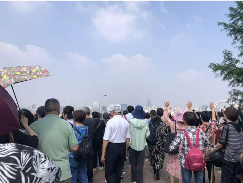 爆火！登海拔4800cm的上海双子山要租登山杖？网友调侃：高反了吗？