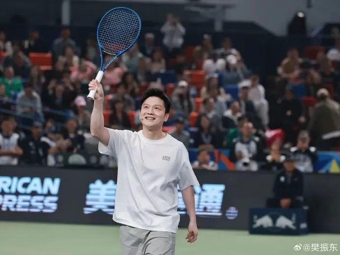 吹球！秒趴！樊振东网球首秀“乒里乓气”：输给费德勒不丢人！网友笑翻