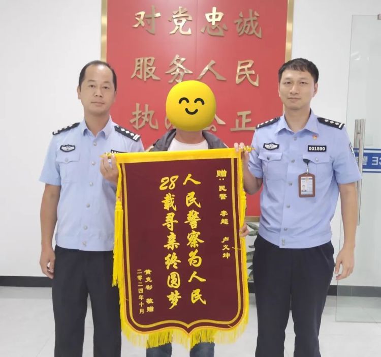 “看到这个鼻子上的伤疤，我就知道是你……”