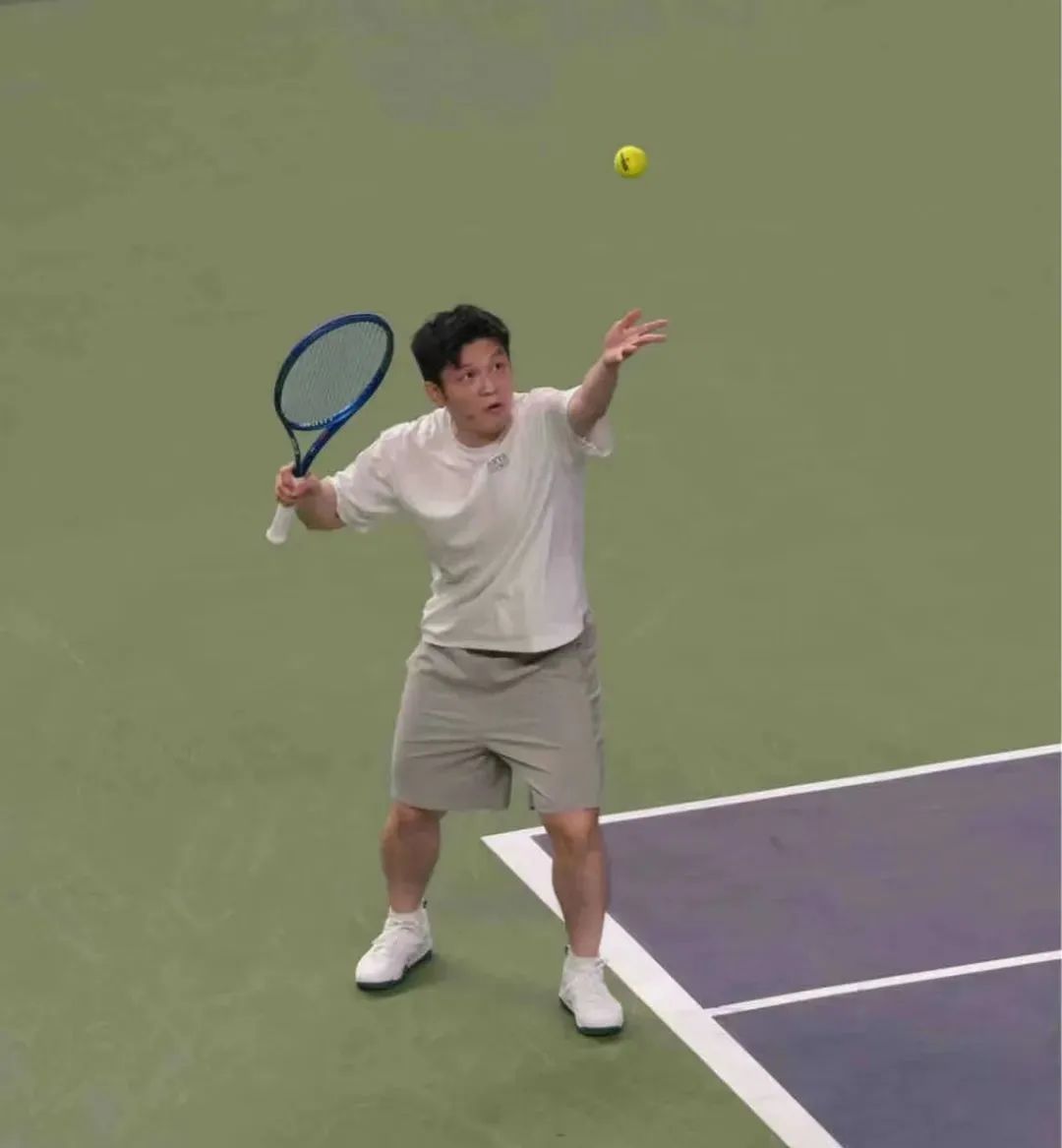 吹球！秒趴！樊振东网球首秀“乒里乓气”：输给费德勒不丢人！网友笑翻