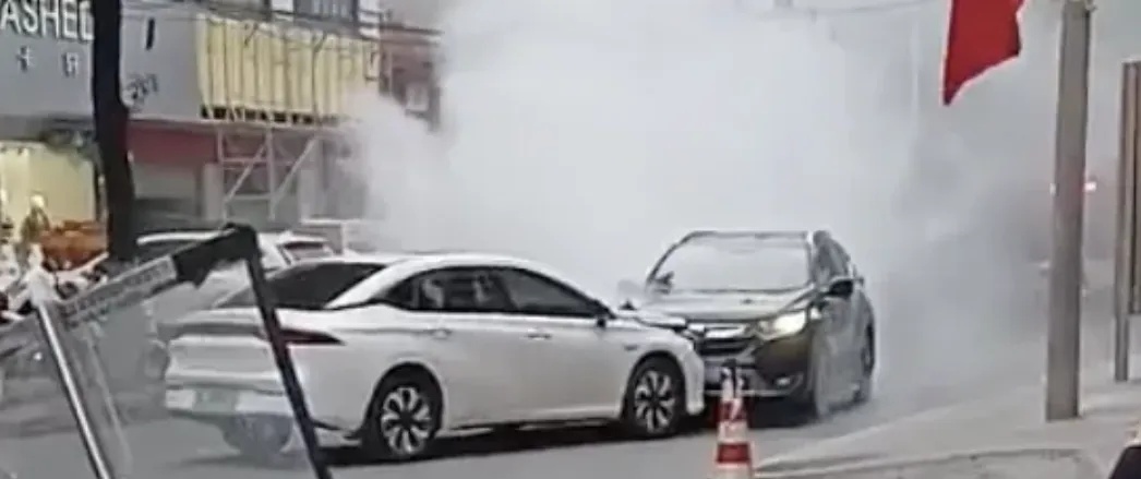 惊险!湖北“白车侠”闹市区死死顶住失控车辆,当地政法委回应 惊险!湖北“白车侠”闹市区死死顶住失控车辆,当地政法委回应