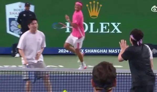 吹球！秒趴！樊振东网球首秀“乒里乓气”：输给费德勒不丢人！网友笑翻