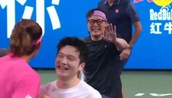 吹球！秒趴！樊振东网球首秀“乒里乓气”：输给费德勒不丢人！网友笑翻