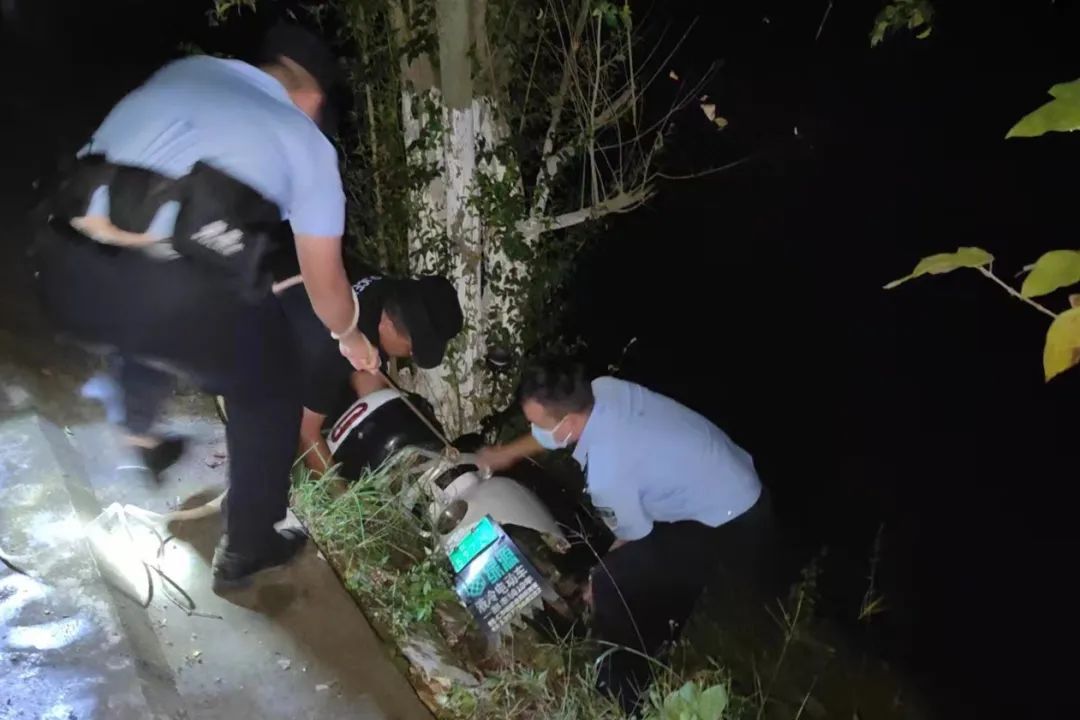 惊险！一男子骑车摔进河里......