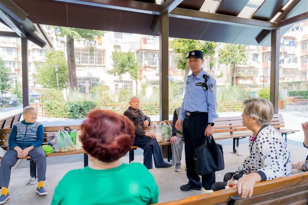 山西老人发现上海民警酷似离世爱子，开启了一段持续11年的“美丽谎言”