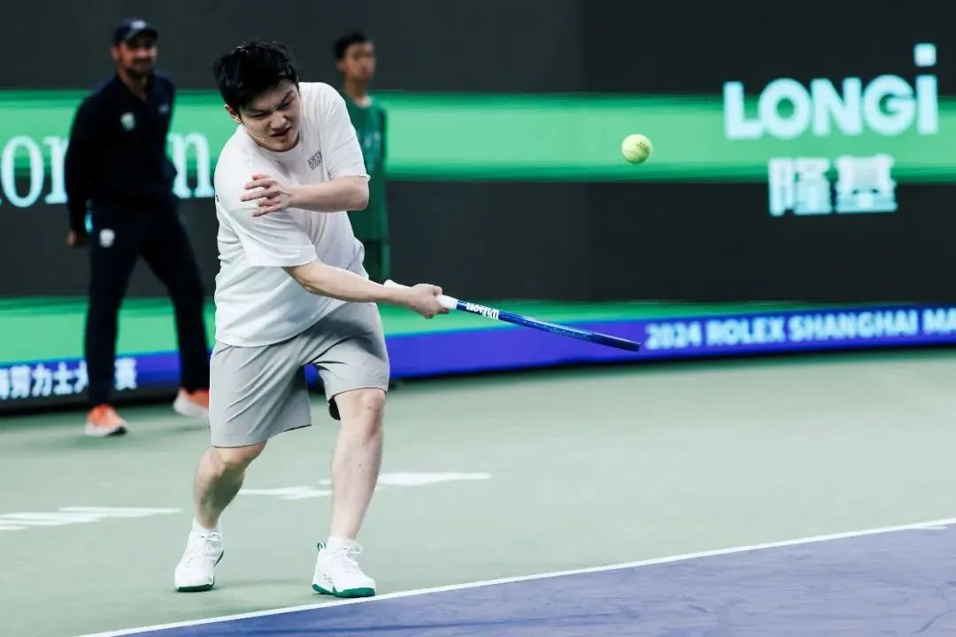 吹球！秒趴！樊振东网球首秀“乒里乓气”：输给费德勒不丢人！网友笑翻