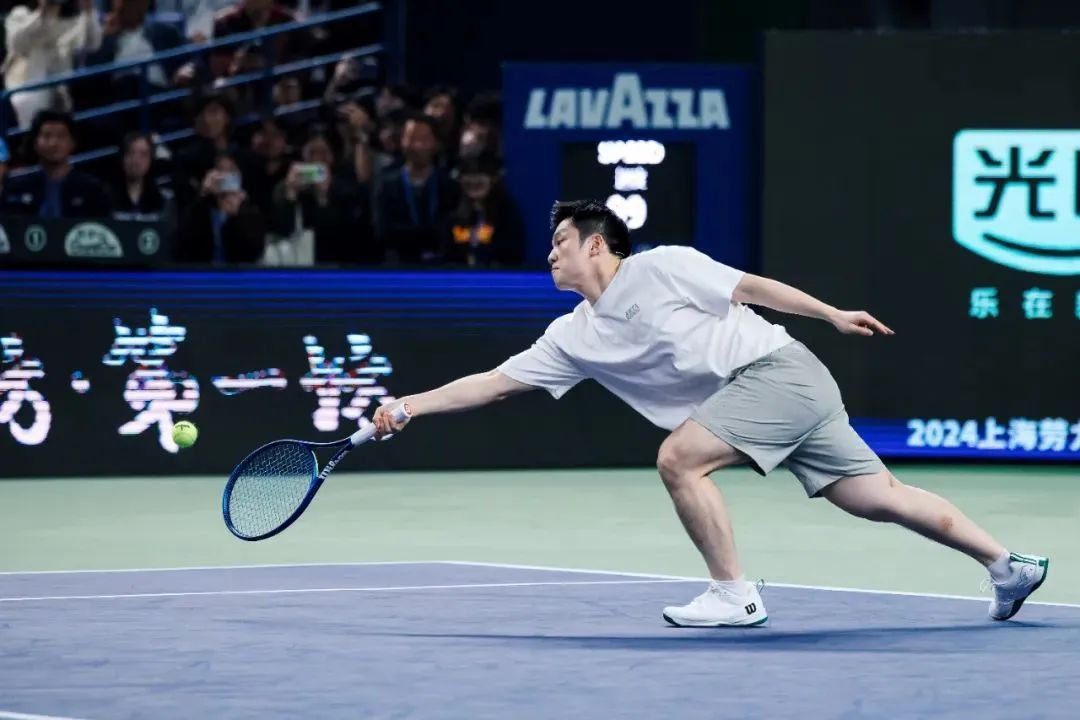 吹球！秒趴！樊振东网球首秀“乒里乓气”：输给费德勒不丢人！网友笑翻