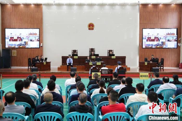 广西法检“两长”公开开庭审理一起故意杀人案