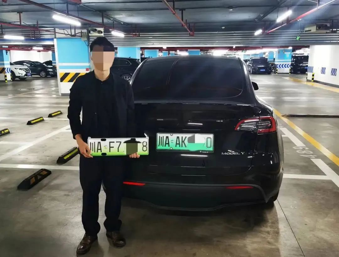 成都街头这辆特斯拉火了！车牌突然立起，惊现两块牌照！行拘！